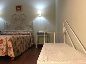A bed or beds in a room at Hotel Atalayas Zafra