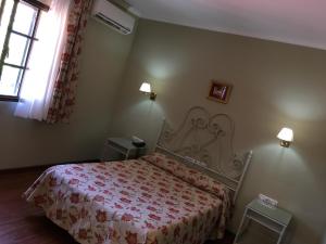 A bed or beds in a room at Hotel Atalayas Zafra