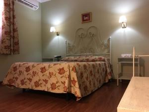 A bed or beds in a room at Hotel Atalayas Zafra