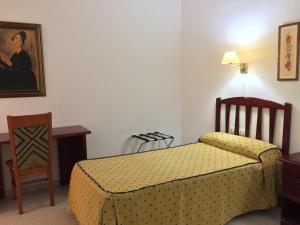 A bed or beds in a room at Hotel Atalayas Zafra