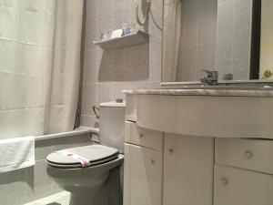 A bathroom at Hotel Atalayas Zafra