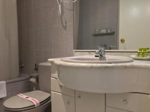 A bathroom at Hotel Atalayas Zafra