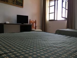 A bed or beds in a room at Hotel Atalayas Zafra