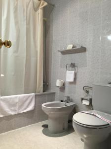 A bathroom at Hotel Atalayas Zafra
