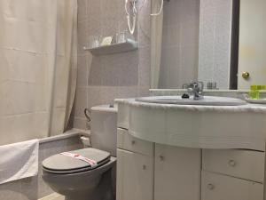A bathroom at Hotel Atalayas Zafra