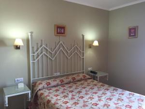 A bed or beds in a room at Hotel Atalayas Zafra