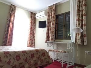A bed or beds in a room at Hotel Atalayas Zafra