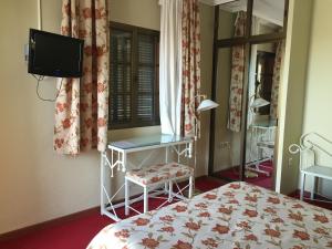 A television and/or entertainment centre at Hotel Atalayas Zafra
