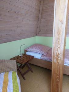 アーレンにあるAalens schönste Aussichtのベッドとテーブル付きの小さな部屋