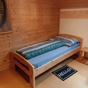uma cama num quarto num chalé de madeira em Ferienhaus Gstoderblick em Seebach