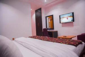 Havilah Towers Hotel Ltd客房内的一张或多张床位