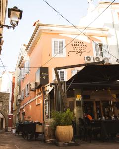 un restaurant avec des tables et des chaises en face d'un bâtiment dans l'établissement Bed and Brekfast Donatella, à Piran