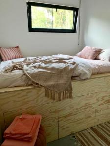 um quarto com uma cama com uma janela em Osbos chalets em Lille