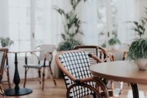 un gruppo di sedie e tavoli in un ristorante di Villa Arthus-Bertrand a Noirmoutier-en-l'lle