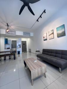 Posedenie v ubytovaní Contemporary & Stylish Suite#Georgetown#Sky Pool#2 BR, Living Room with Double Bed