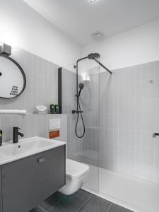 a bathroom with a shower and a toilet and a sink at limehome Salzgitter A.-Schweitzer-Str. in Salzgitter