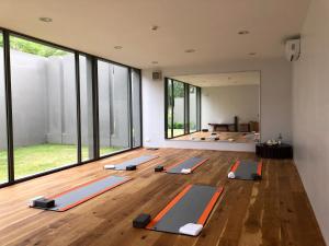 una sala de yoga con una fila de esterillas de yoga en Koh Russey Resort en Phumĭ Kaôh Rœssei