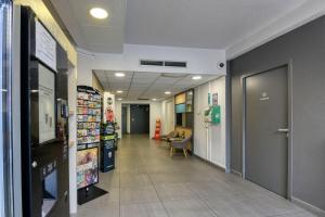 Supermarket nebo jiné obchody v  hotelu nebo okolí
