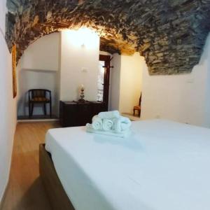 - une chambre avec un lit et des serviettes dans l'établissement Appartamento incantevole La Grotta, à Apricale