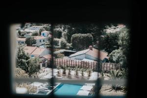 島上黑穆捷的住宿－Villa Arthus-Bertrand，享有带游泳池的房屋的空中景致