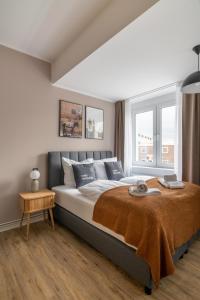 Un dormitorio con una cama grande y una ventana en limehome Salzgitter A.-Schweitzer-Str. en Salzgitter