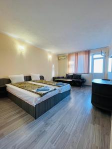 - une chambre avec un grand lit dans l'établissement Къща за гости Kita, à Sveti Vlas