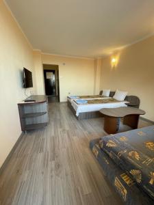 Cette chambre comprend deux lits et un bureau. dans l'établissement Къща за гости Kita, à Sveti Vlas