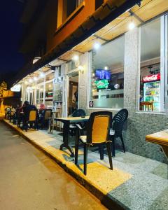 - une table et des chaises assises à l'extérieur du restaurant la nuit dans l'établissement Къща за гости Kita, à Sveti Vlas