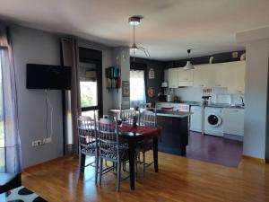 a kitchen and dining room with a table and chairs at Acogedor apartamento en Noreña in Noreña