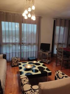 a living room with a couch and a table at Acogedor apartamento en Noreña in Noreña