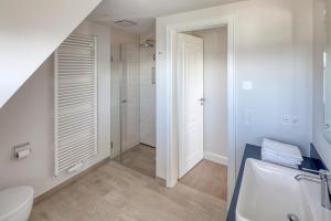 Bathroom sa Rantum Dorf - Ferienappartments im Reetdachhaus 3 & 4