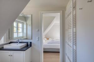 Ein Badezimmer in der Unterkunft Rantum Dorf - Ferienappartments im Reetdachhaus 3 & 4