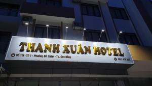 un cartello per un hotel sul lato di un edificio di THANH XUÂN HOTEL a Cao Bằng