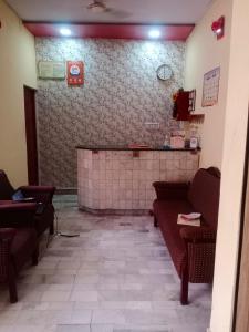 una sala d'attesa con divani e una parete piastrellata di Hotel Raj ad Agra