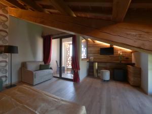 salon z kanapą i telewizorem w obiekcie Relais Colle Messino Briaglia Mondovì w mieście Mondovì