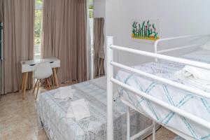 Posteľ alebo postele v izbe v ubytovaní La Moraga de Poniente Malaga Hostel