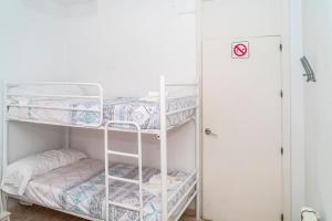 Posteľ alebo postele v izbe v ubytovaní La Moraga de Poniente Malaga Hostel