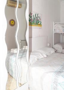 Posteľ alebo postele v izbe v ubytovaní La Moraga de Poniente Malaga Hostel