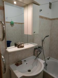 a bathroom with a shower and a tub and a sink at Просторная квартира с большим залом и спальней in Vinnytsya