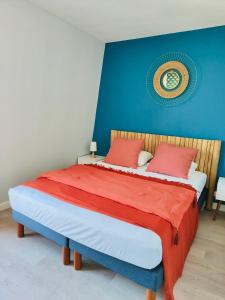 Schlafzimmer mit einem großen Bett mit roten und blauen Wänden in der Unterkunft Suite Villanova Near Disneyland Paris in Chessy