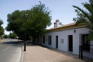 CarcabueyにあるApartamentos Rurales El Cañuelo de Carcabueyの通路脇白い建物