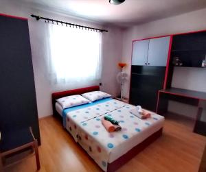 Un dormitorio con una cama con juguetes. en Apartman Čanaki Splitska, en Splitska
