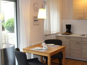 una cocina con una mesa con 2 sillas, una mesa y una mesa con sillas. en Lautertal Zinne en Hayingen