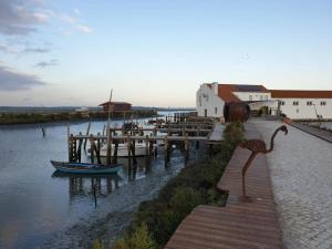 un molo in legno con una barca sull'acqua di A Casa da Nocas a Setúbal