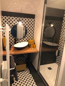 uma casa de banho com um lavatório e 2 espelhos em Le Cellier - Domaine des Haies em Dol-de-Bretagne