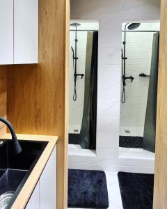 La salle de bains est pourvue d'une douche et d'un lavabo. dans l'établissement HostelOne, à Oulan-Bator