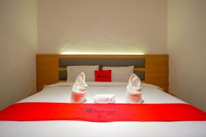Ein Bett oder Betten in einem Zimmer der Unterkunft RedDoorz Plus @ Losari Makassar