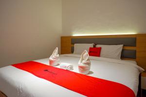 Ein Bett oder Betten in einem Zimmer der Unterkunft RedDoorz Plus @ Losari Makassar