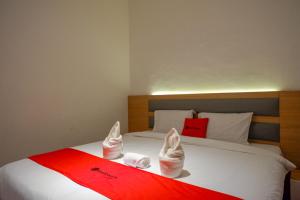 Ein Bett oder Betten in einem Zimmer der Unterkunft RedDoorz Plus @ Losari Makassar