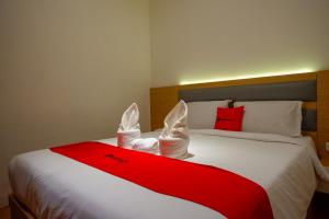 Ein Bett oder Betten in einem Zimmer der Unterkunft RedDoorz Plus @ Losari Makassar